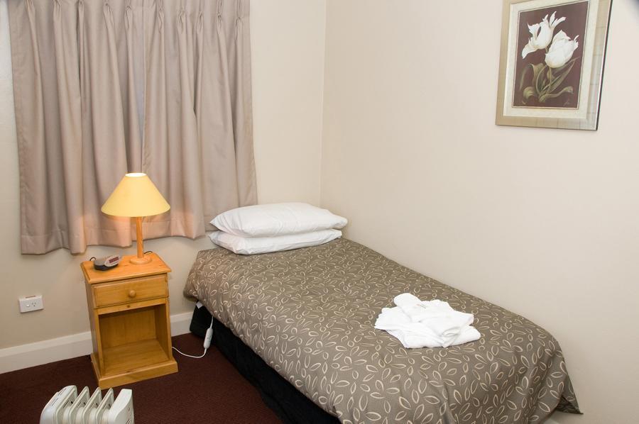 The Alpine Hotel Cooma Room photo